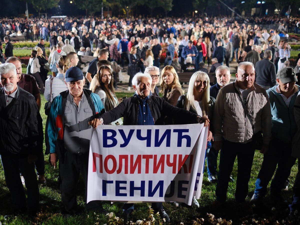 Okupljeni građani ispred Predsedništva 7.jpg