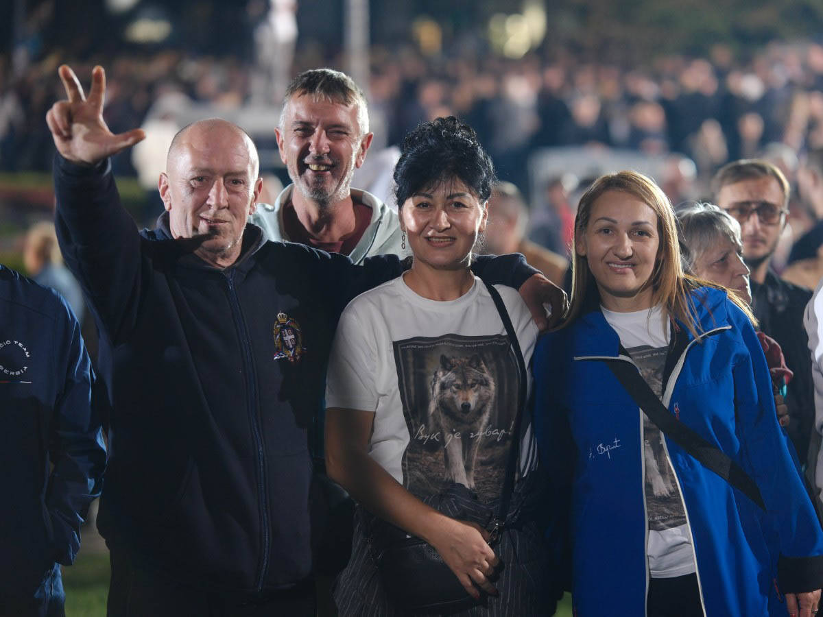 Okupljeni građani ispred Predsedništva 4.jpg