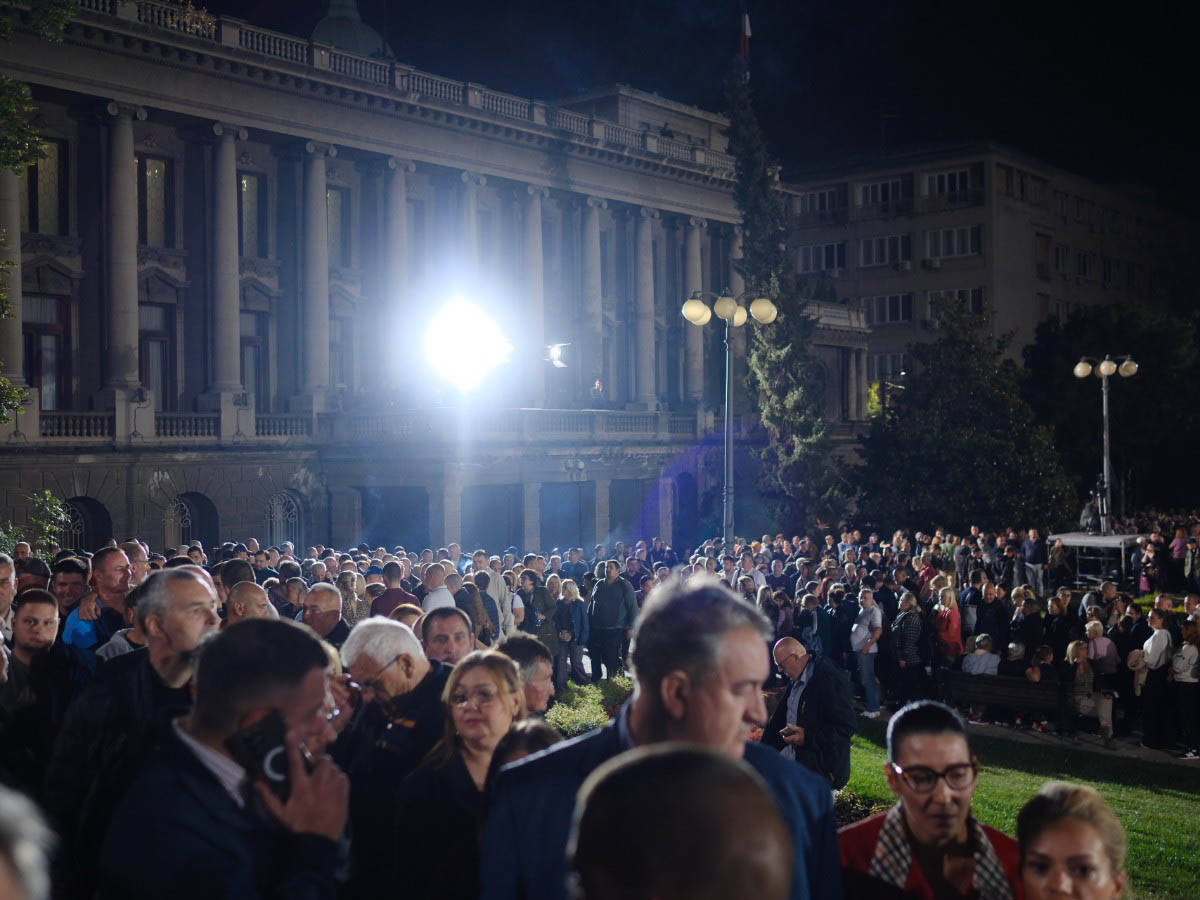 Okupljeni građani ispred Predsedništva 3.jpg