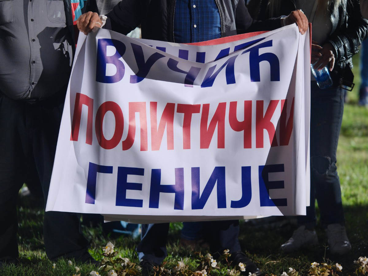 Okupljeni građani ispred Predsedništva 2.jpg