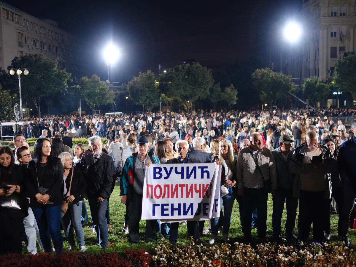 Okupljeni građani ispred Predsedništva 1.jpg
