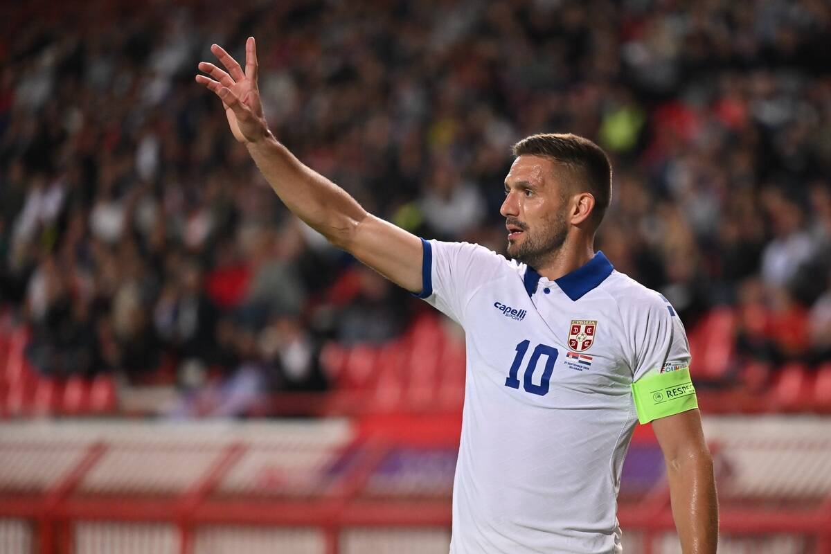 Dušan Tadić izvodi korner na meču Srbija Holandija