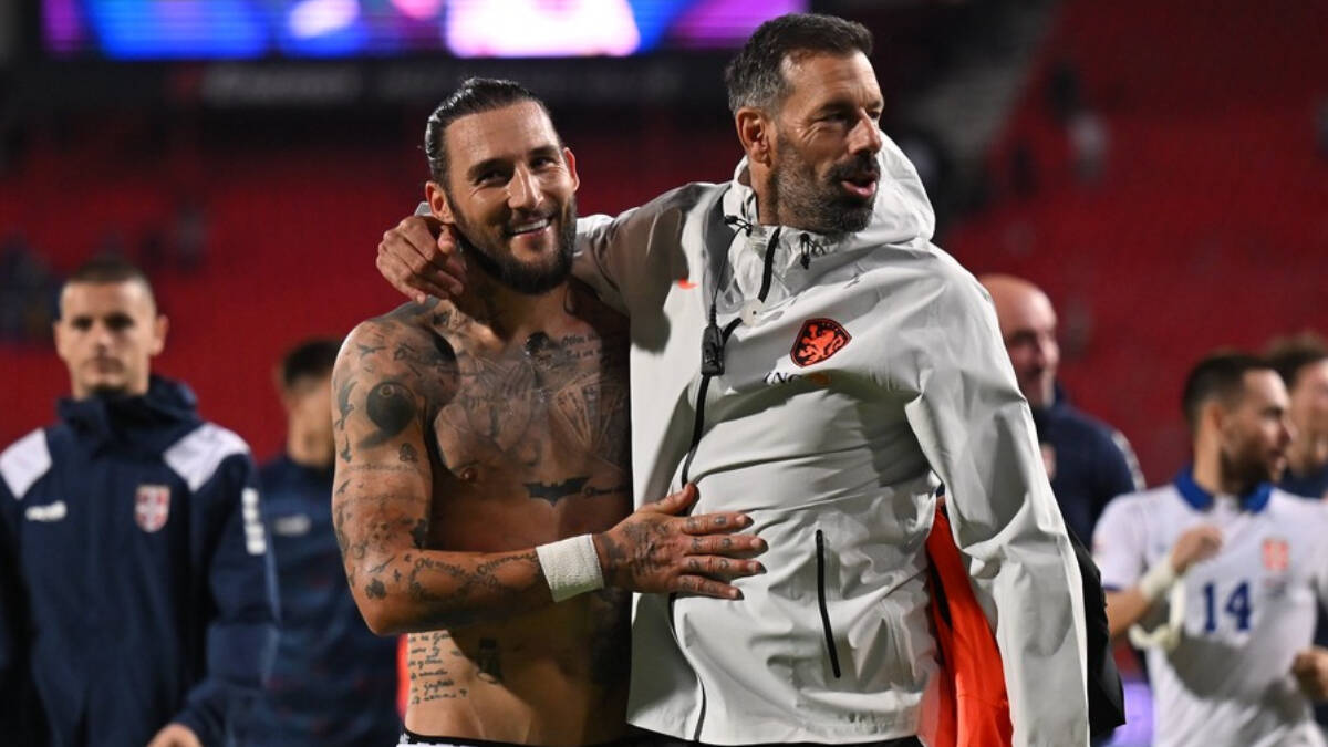 Rud Van Nistelroj i Nemanja Gudelj se pozdravljaju na Marakani posle meča Srbija - Holandija