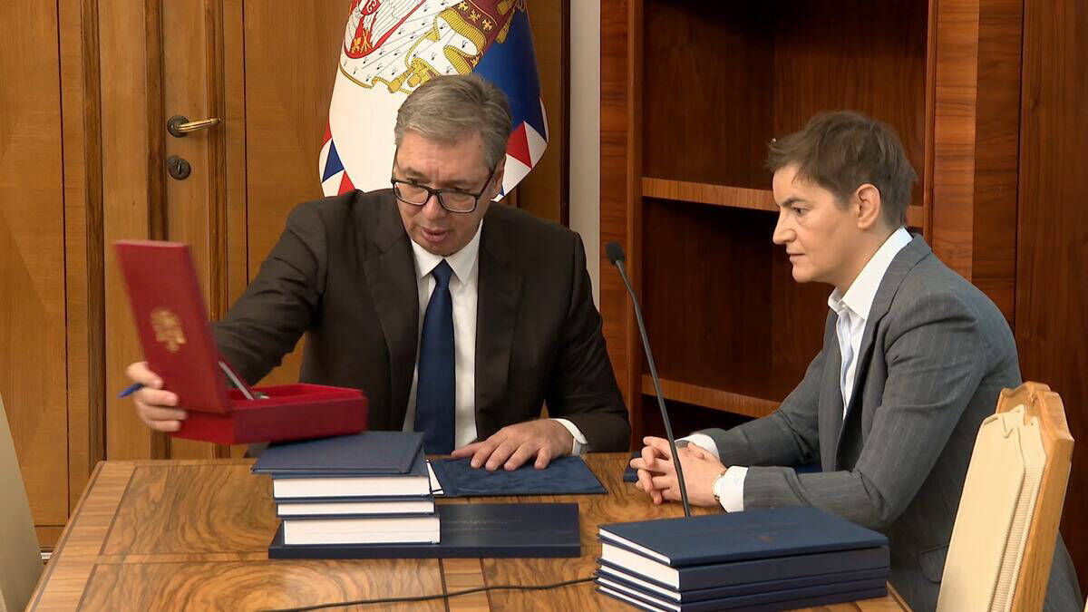 Primopredaja dužnosti u Predsedništvu - Vučić i Brnabić (3).jpg