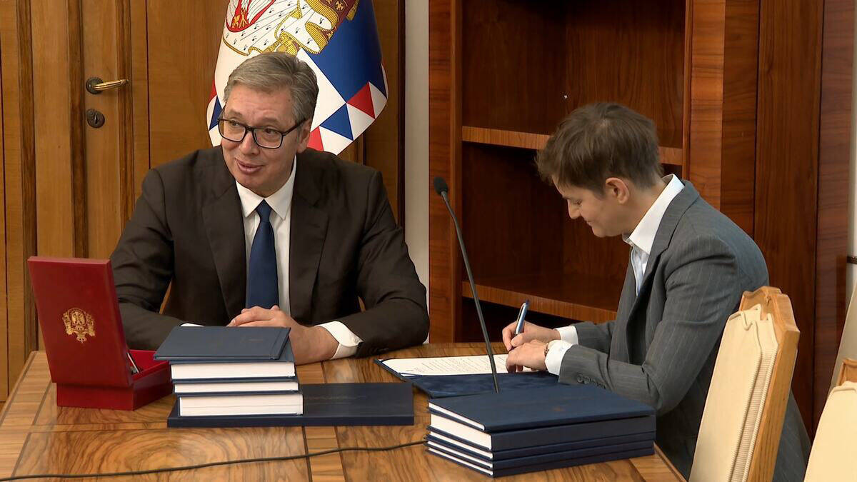 Primopredaja dužnosti u Predsedništvu - Vučić i Brnabić (9).jpg