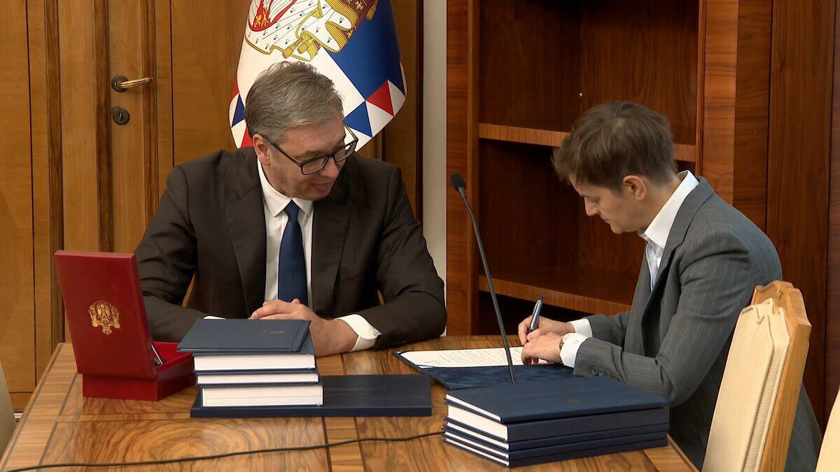 Primopredaja dužnosti u Predsedništvu - Vučić i Brnabić (10).jpg
