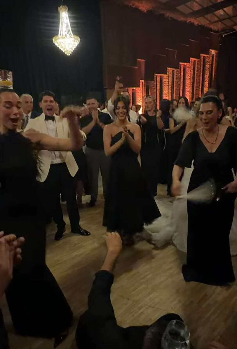 Dua Lipa na albanskoj svadbi (4).jpg