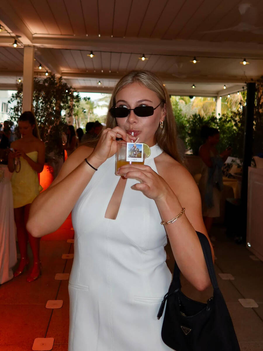 Amanda Anisimova pije koktel u restoranu