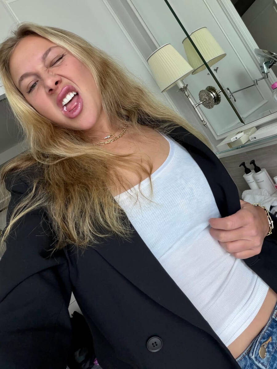 Amanda Anisimova pozira za selfi u kupatilu