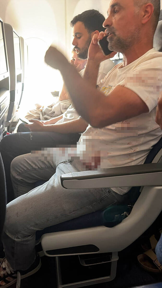 Kopilot napao nožem pilota i pokušao da sruši avion Flajdubaija na letu za Izrael, prinudno sletanje u Saudijskoj Arabiji (1).jpg