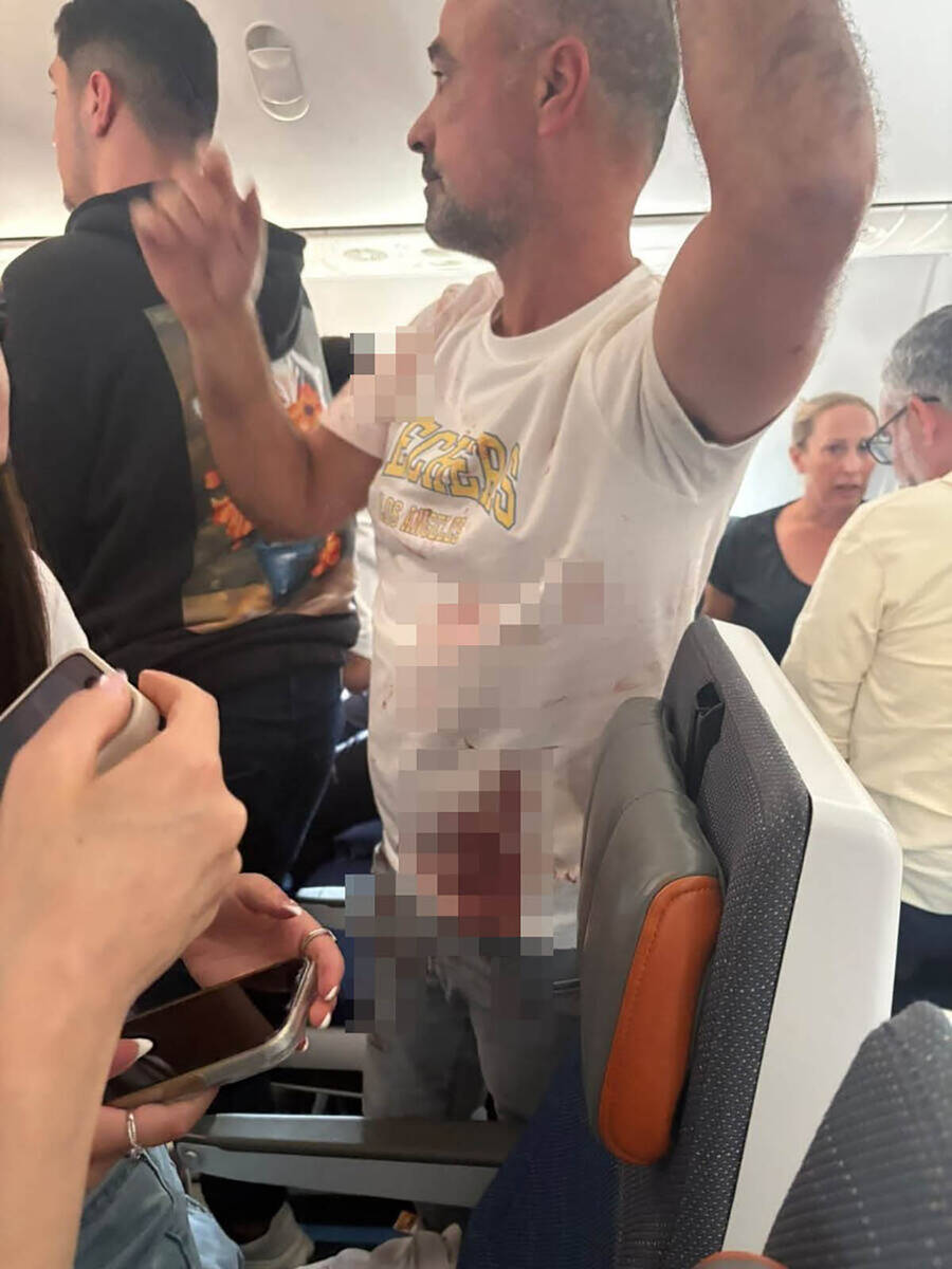 Kopilot napao nožem pilota i pokušao da sruši avion Flajdubaija na letu za Izrael, prinudno sletanje u Saudijskoj Arabiji (1).jpg