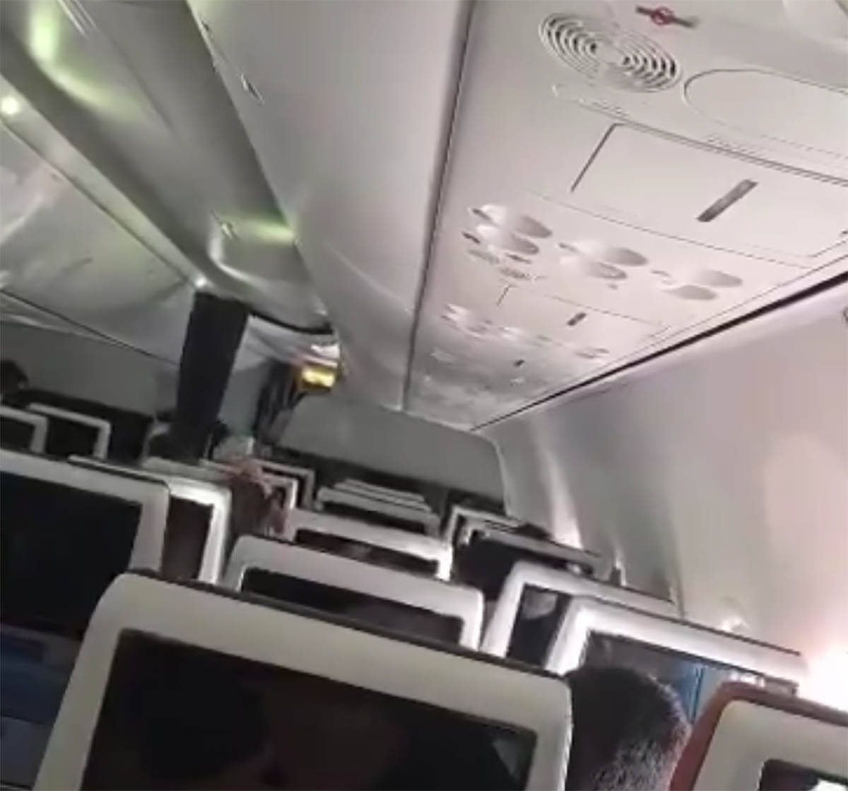 Kopilot napao nožem pilota i pokušao da sruši avion Flajdubaija na letu za Izrael, prinudno sletanje u Saudijskoj Arabiji (1).jpg