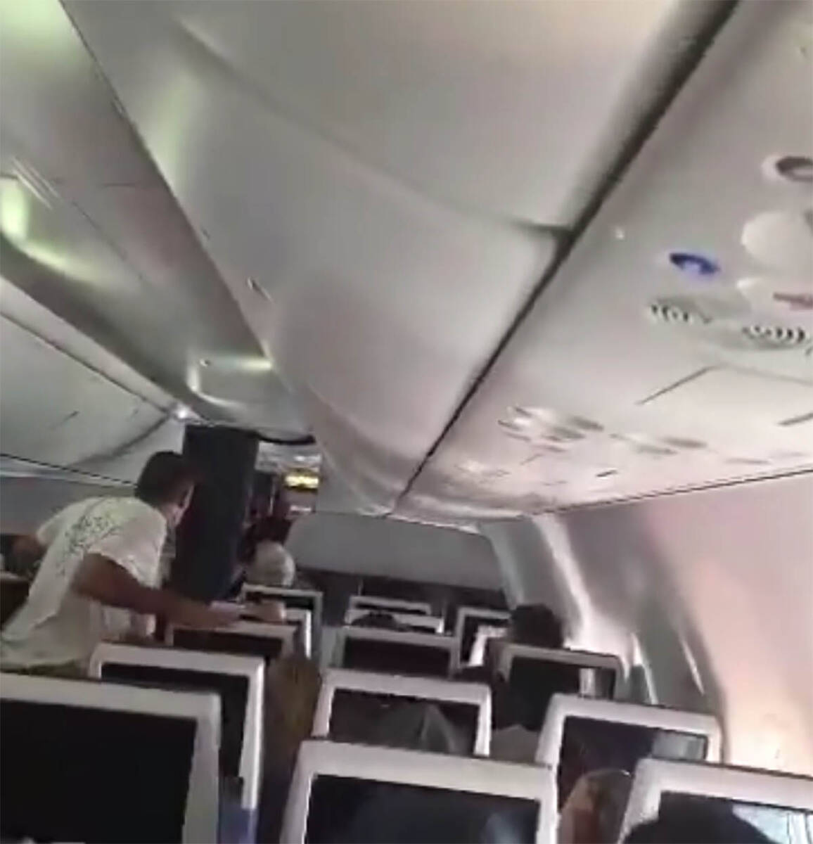 Kopilot napao nožem pilota i pokušao da sruši avion Flajdubaija na letu za Izrael, prinudno sletanje u Saudijskoj Arabiji (1).jpg