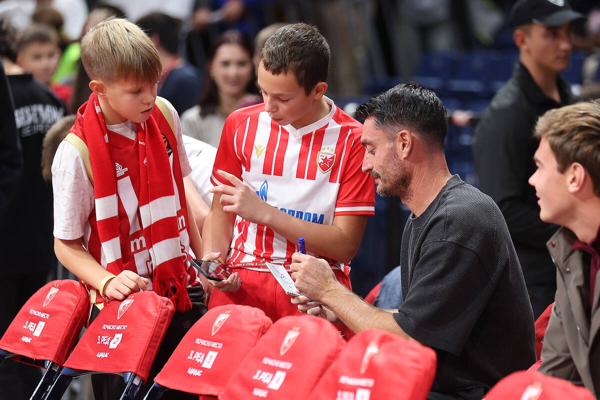 Albert Rijera, trener fudbalera Crvene zvezde, na meču košarkaša protiv Efesa u Evroligi.