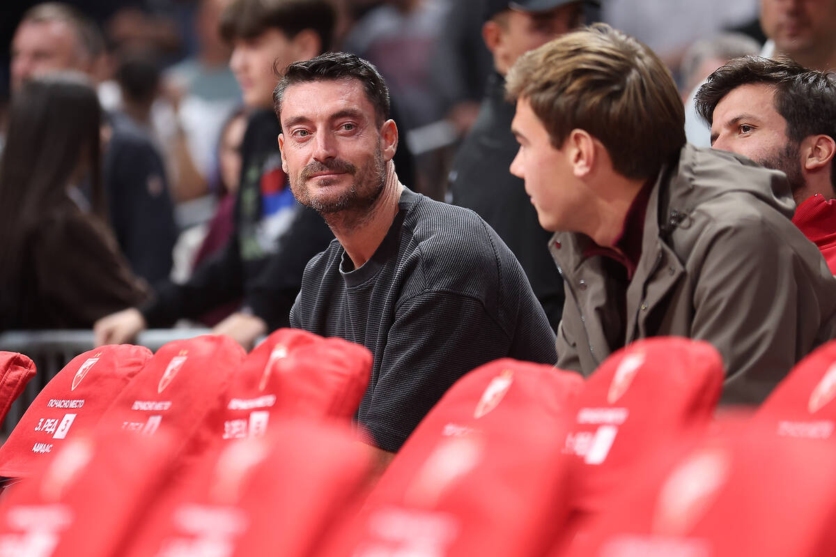 Albert Rijera, trener fudbalera Crvene zvezde, na meču košarkaša protiv Efesa u Evroligi.