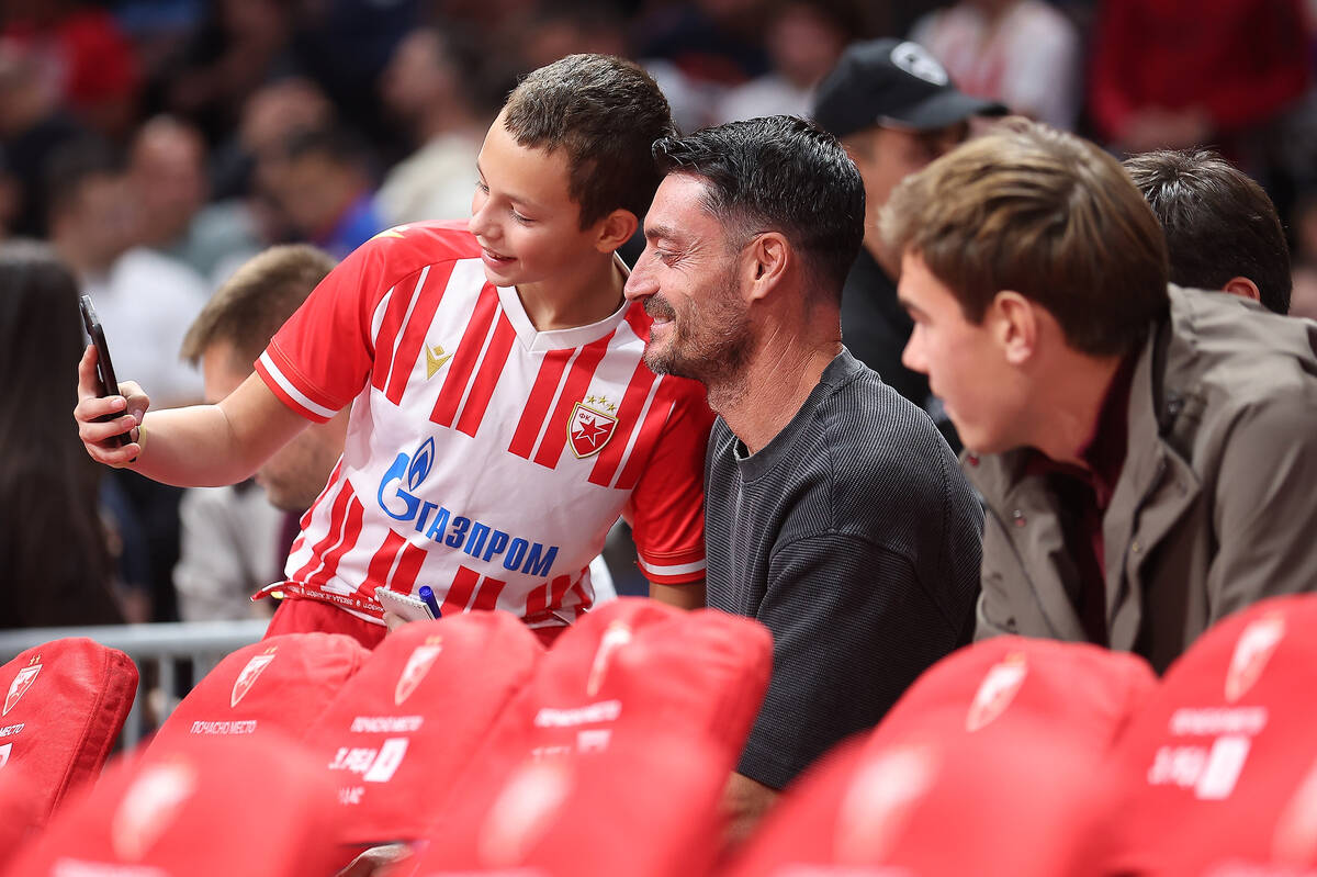 Albert Rijera, trener fudbalera Crvene zvezde, na meču košarkaša protiv Efesa u Evroligi.