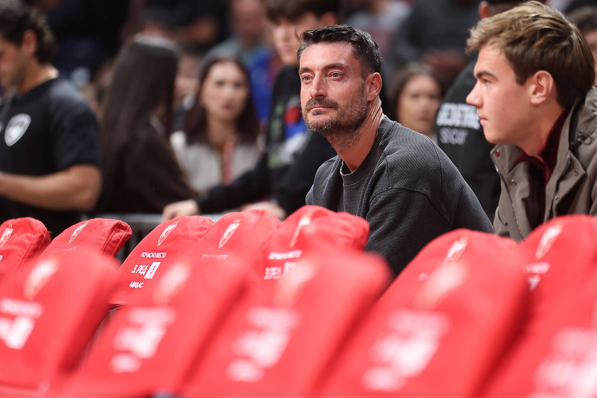 Albert Rijera, trener fudbalera Crvene zvezde, na meču košarkaša protiv Efesa u Evroligi.