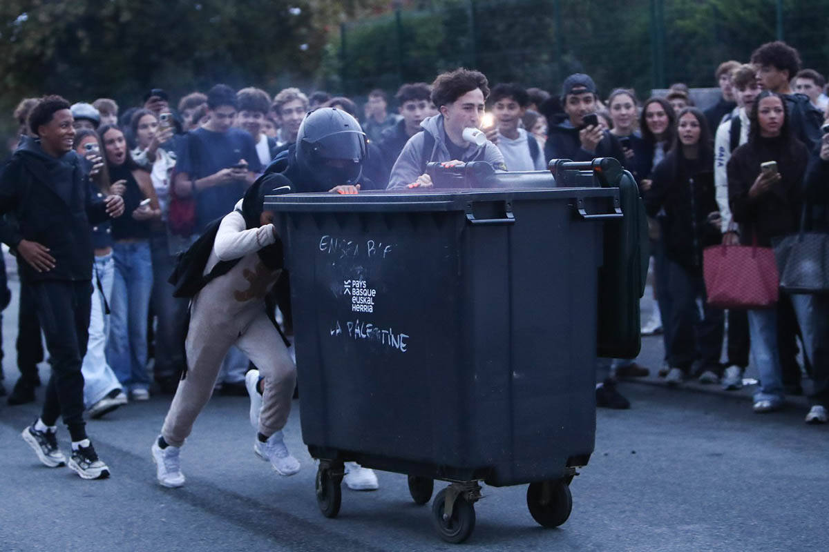 francuska protest učenici škole (1).jpg