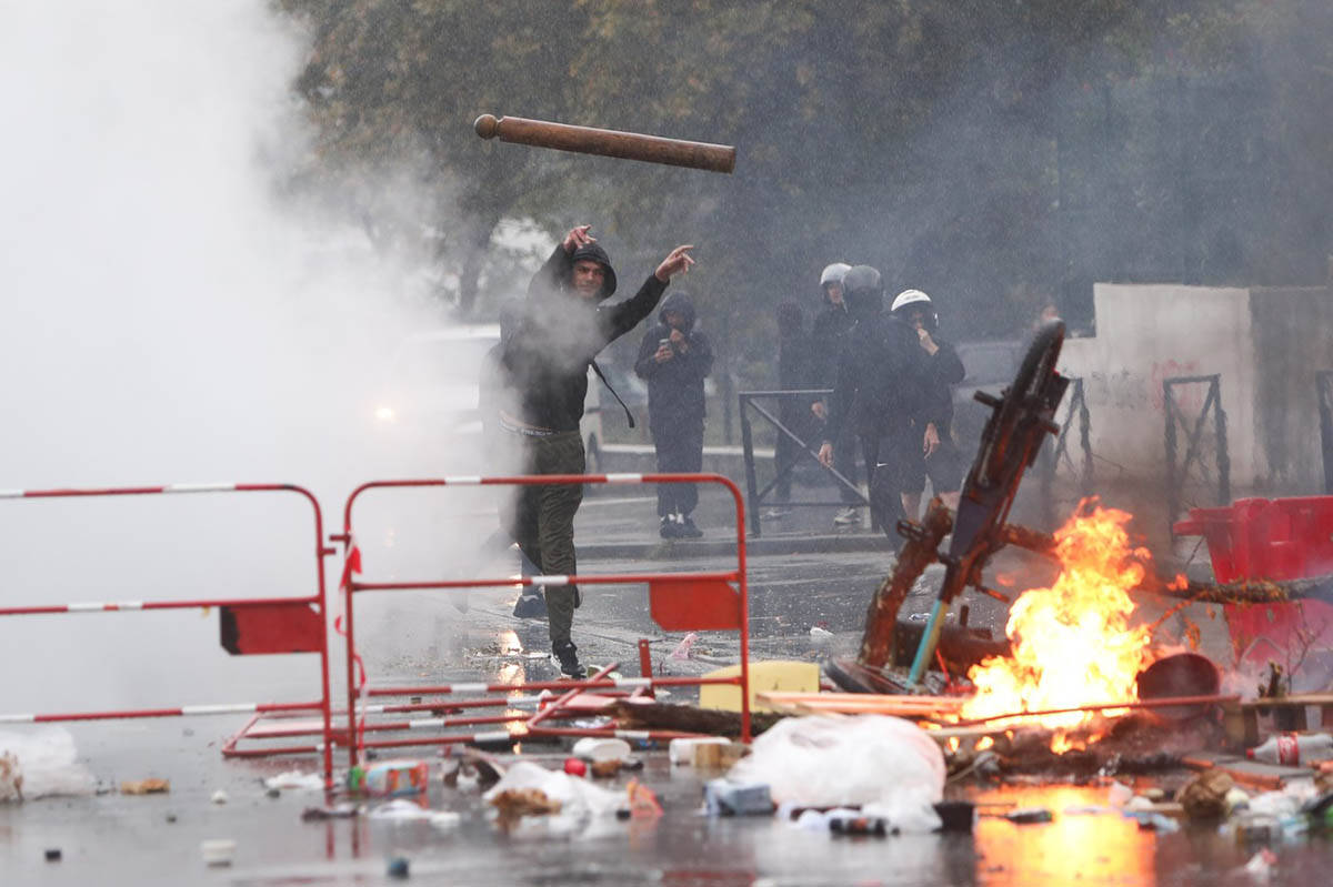 francuska protest učenici škole (1).jpg