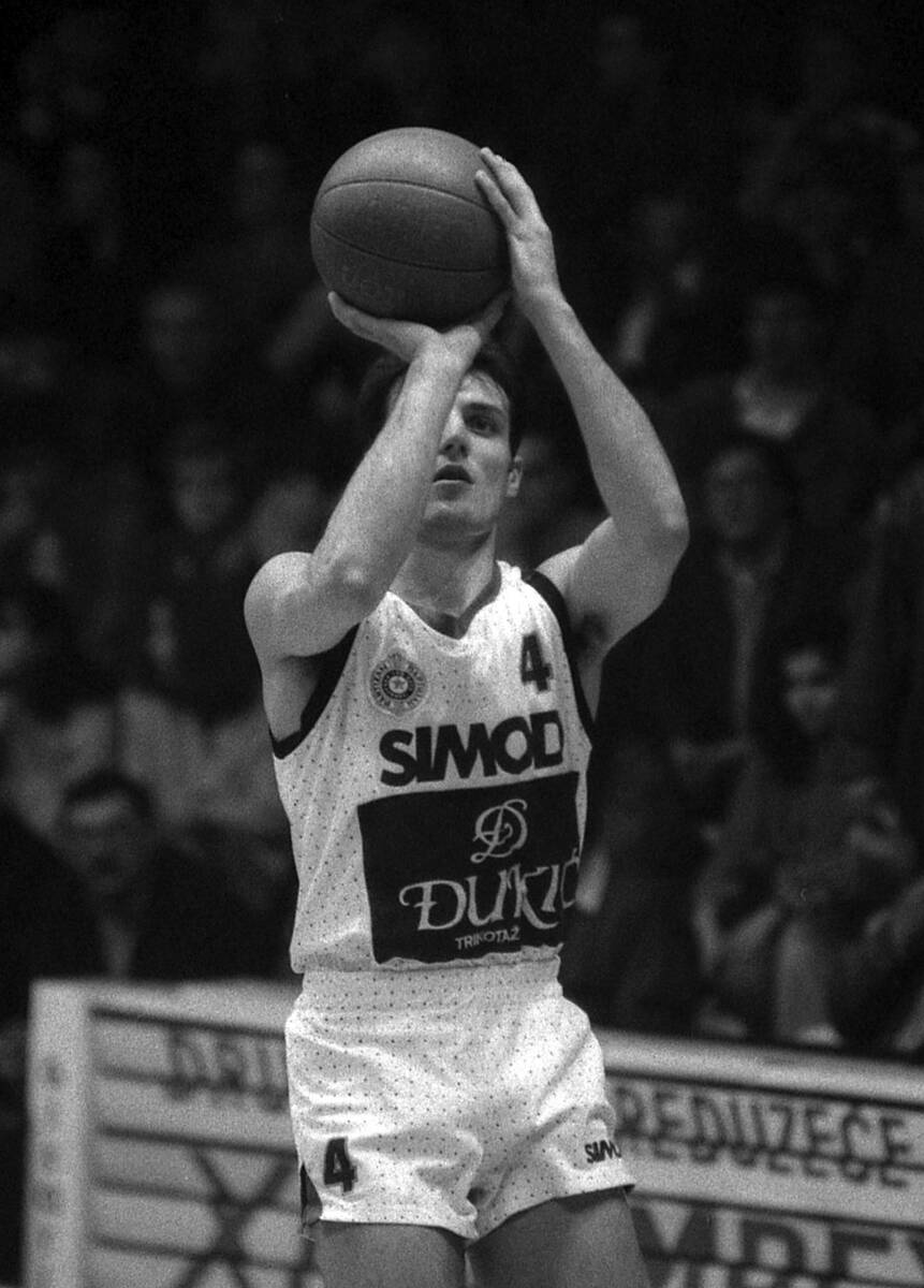 Aleksandar Đorđević šutira trojku u Partizanu