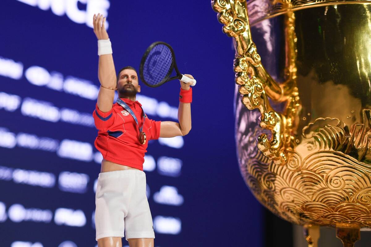 Novak Đoković poklon na konferenciji u Pekingu (1).jpg