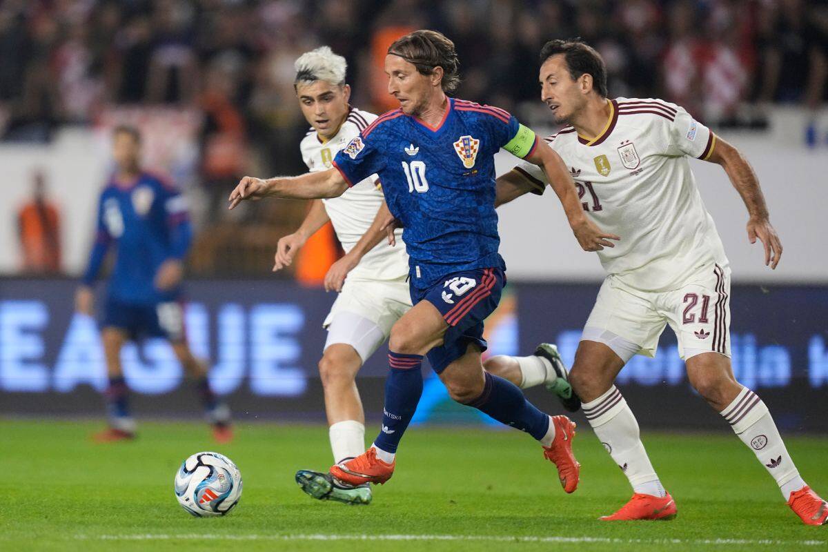 Luka Modrić u duelu sa Pedrijem i Mikelom Ojarzabalom