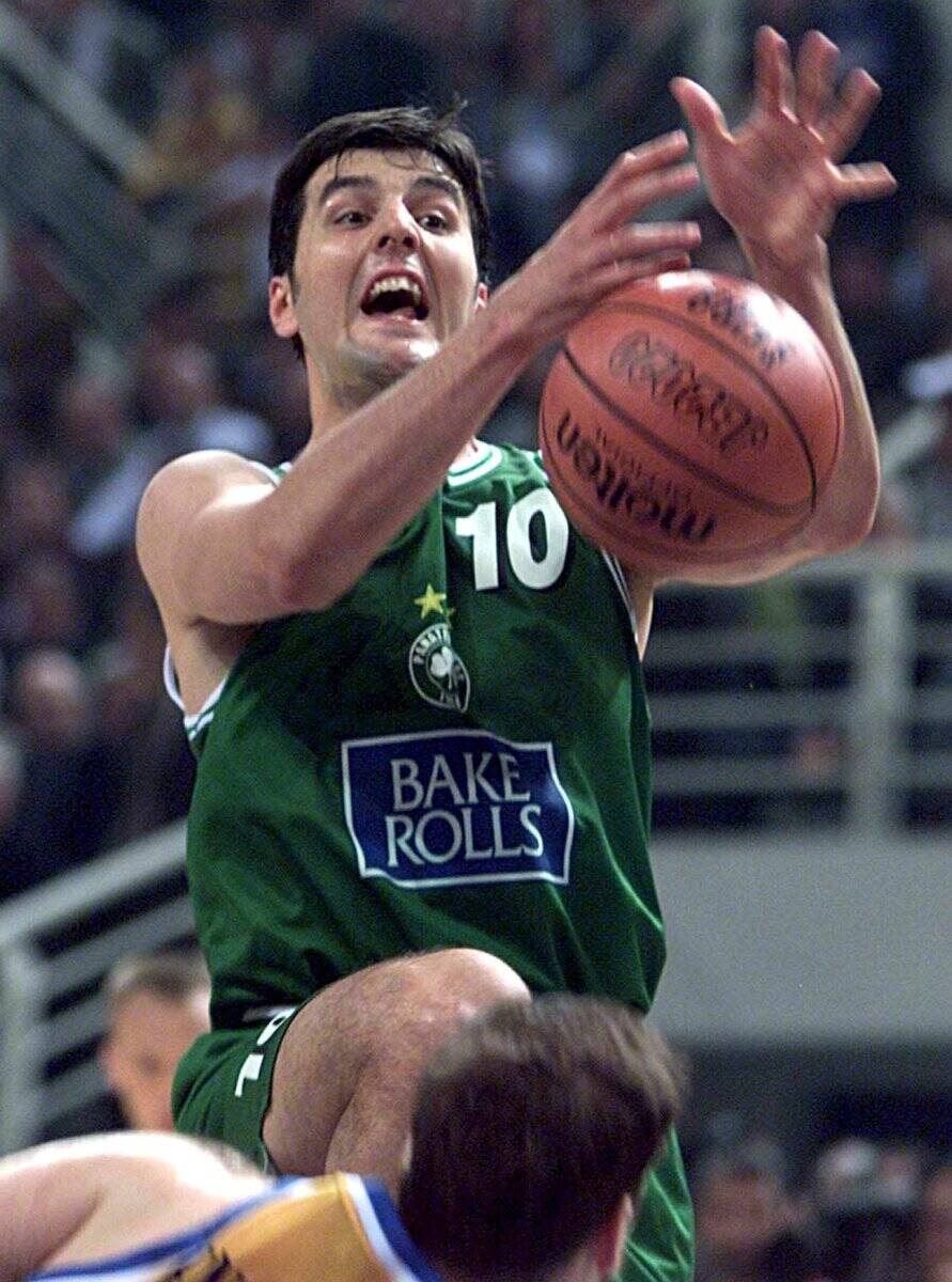 Dejan Bodiroga u prodoru u Panatinaikosu u finalu Evrolige 2000.
