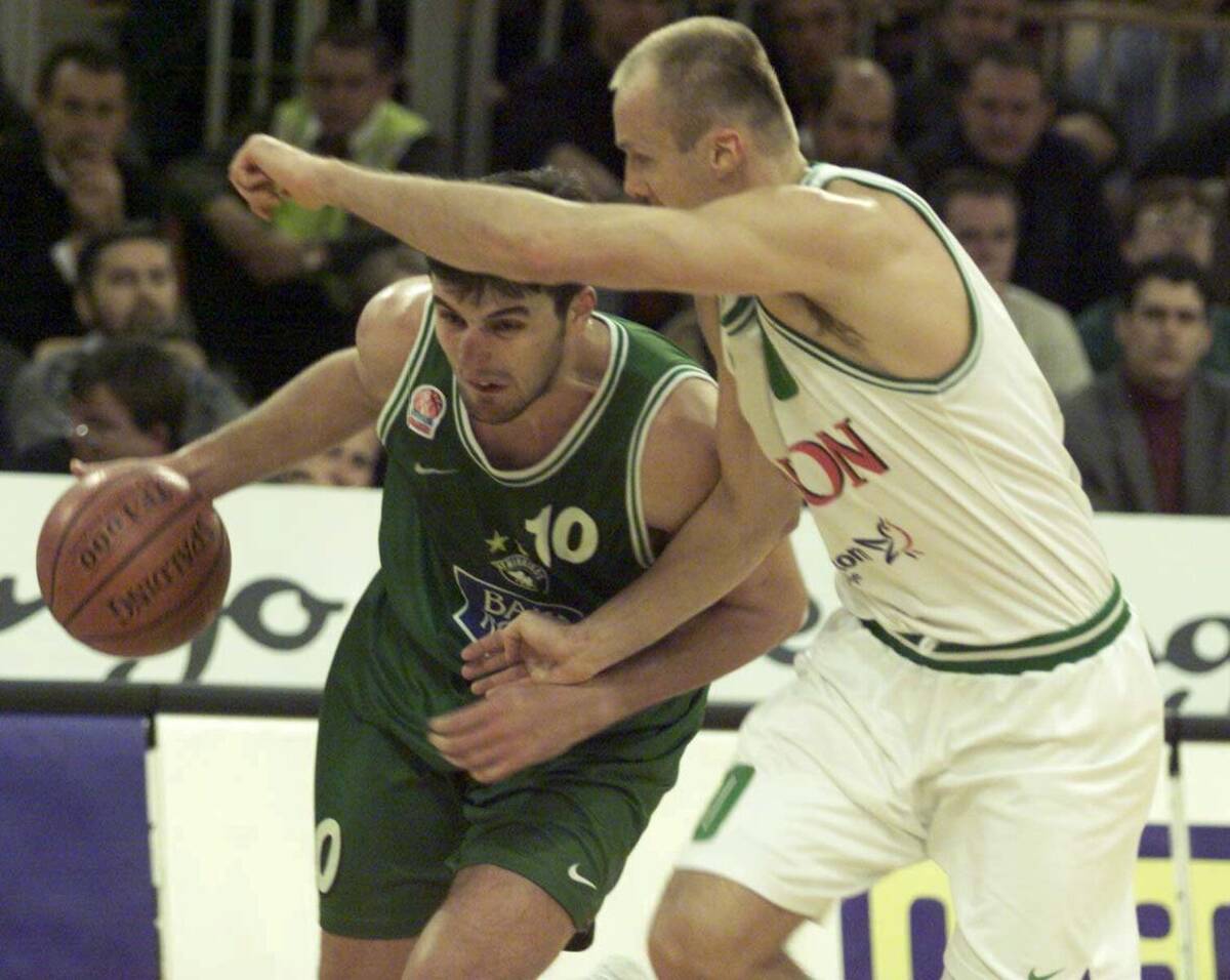 Dejan Bodiroga u duelu sa Jure Zdovcom na utakmici Panatinaikos - Olimpija Ljubljana u Evroligi, Ljubljana 1999.