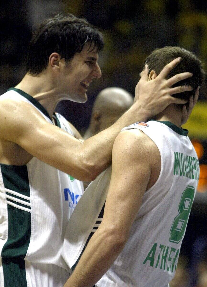 Dejan Bodiroga slavi pobedu u finalu Evrolige Panatinaikos - Makabi 2002. sa saigračem Damirom Mulaomerovićem