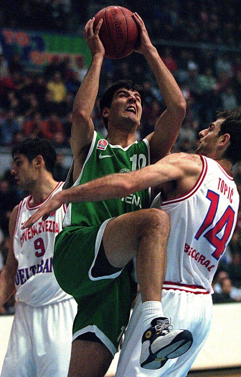 Dejan Bodiroga poentira kraj Milenka Topića i Jova Stanojevića na utakmici Zvezda - Panatinaikos u Evroligi u novembru 1998. godine