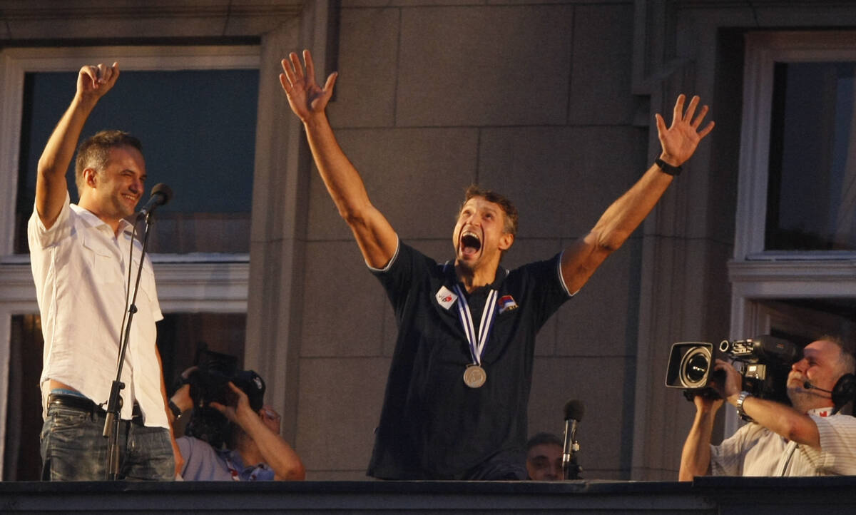 Ivan Miljković sa nagradama i medaljama.
