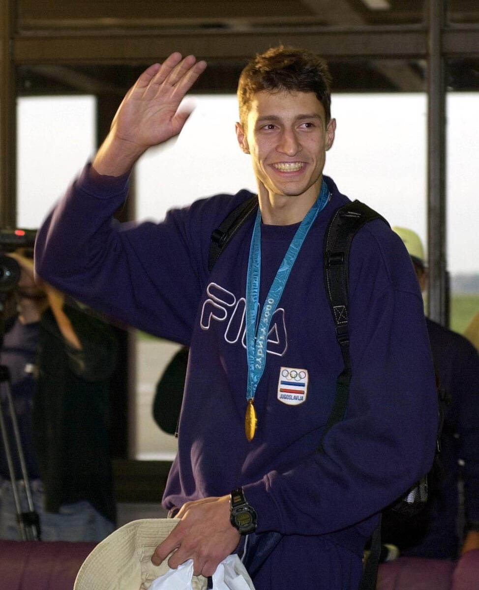 Ivan Miljković sa nagradama i medaljama.