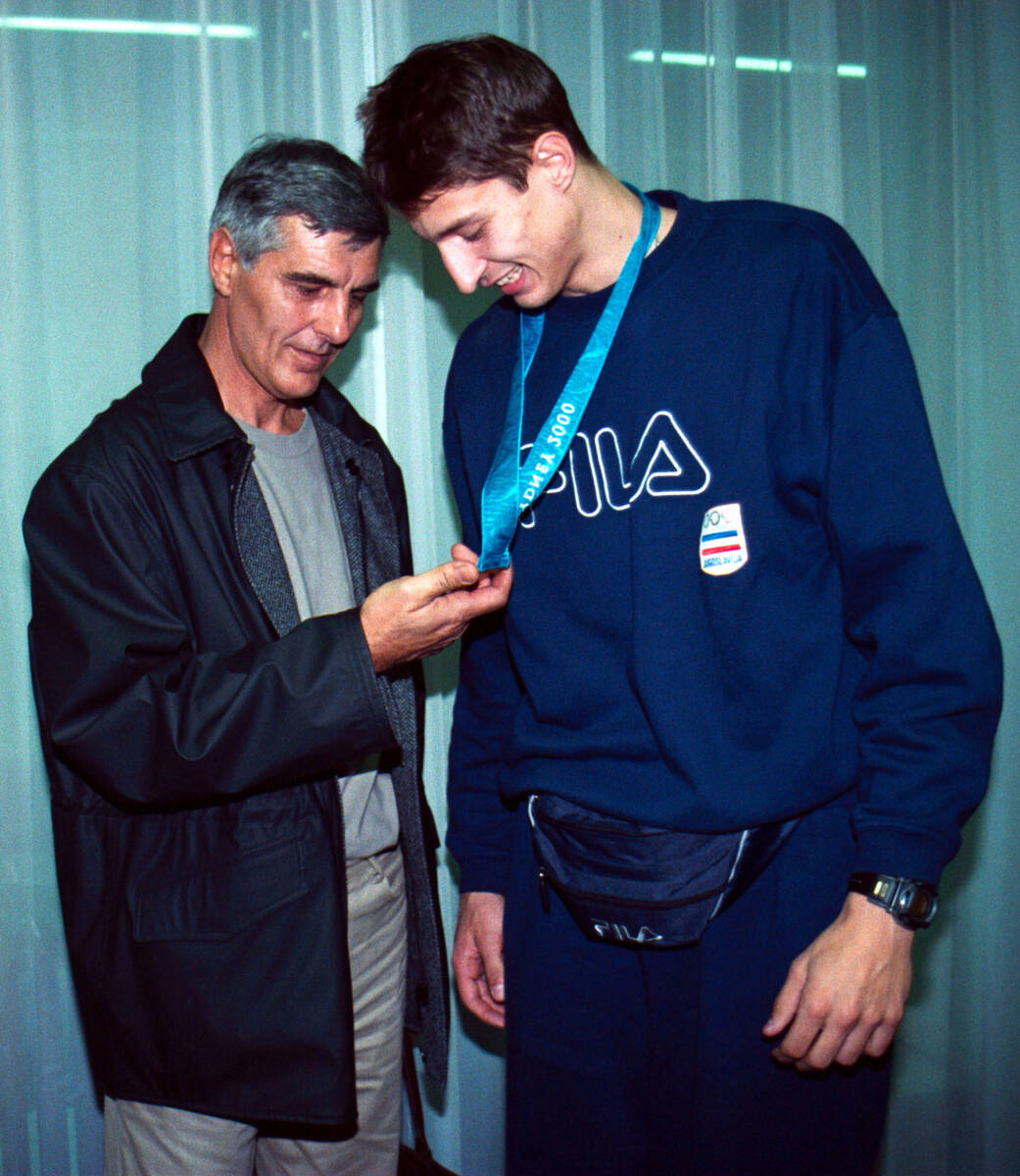 Ivan Miljković sa nagradama i medaljama.