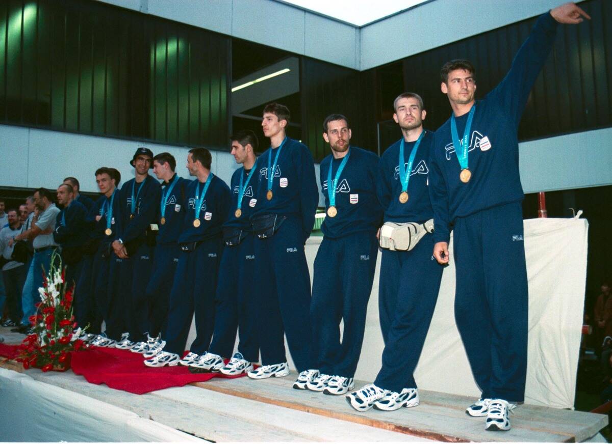 Ivan Miljković sa nagradama i medaljama.