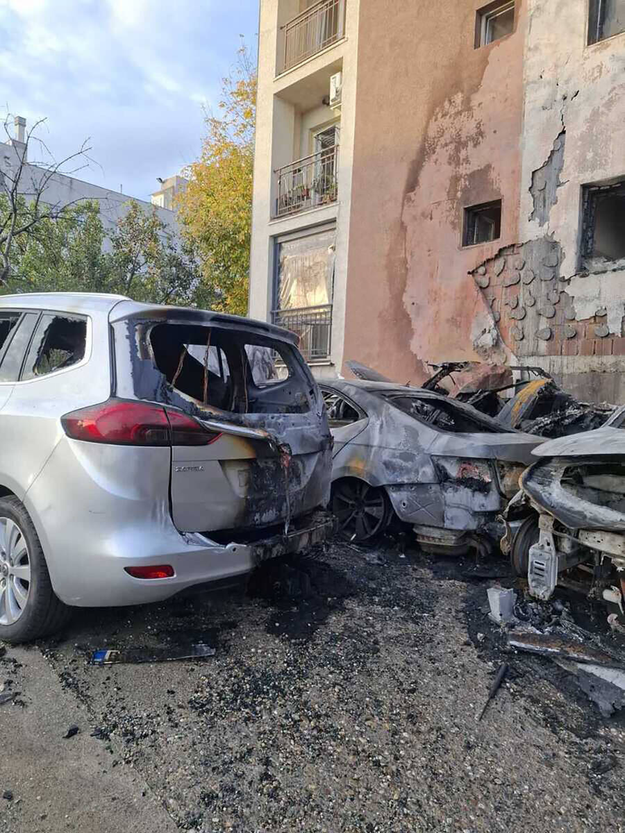 U Mirijevu izgoreli automobili i deo fasade zgrade (2).jpg
