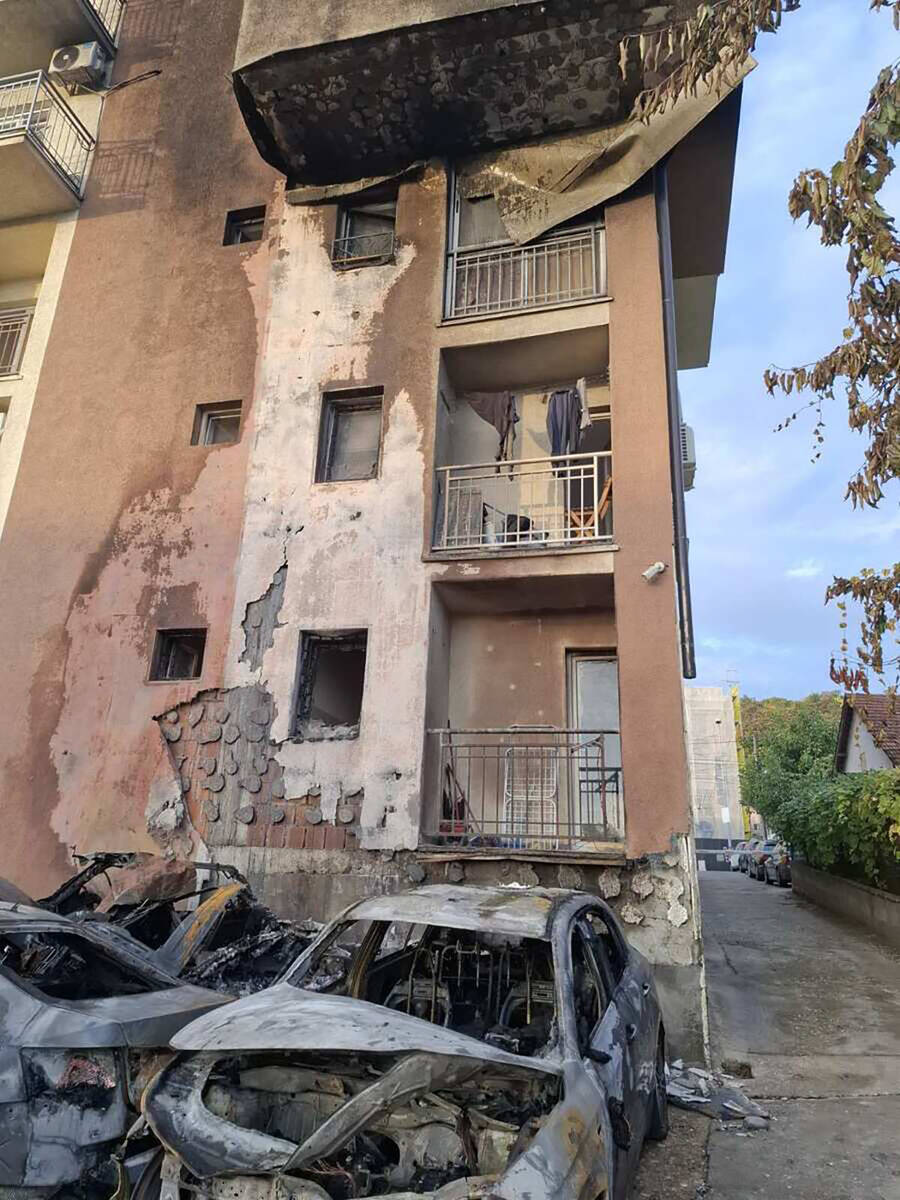 U Mirijevu izgoreli automobili i deo fasade zgrade (2).jpg