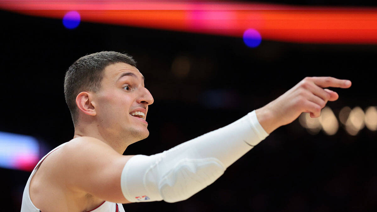 Nikola Jovic pokazuje prstom u dresu Majamija