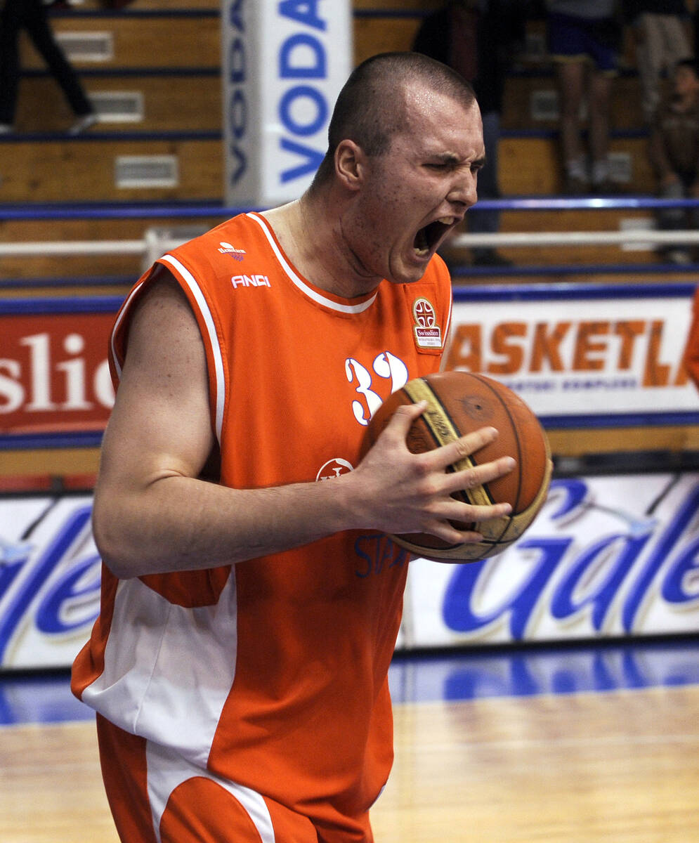 Milan Mačvan, srpski košarkaš.