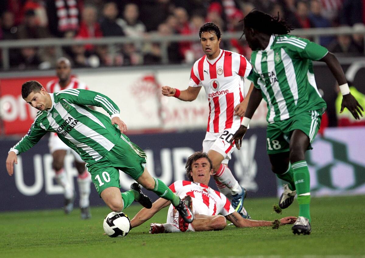 Paraskevas Ancas ruši Kevina Miralasa na utakmici Kupa UEFA Olimpijakos - Sent Etjen