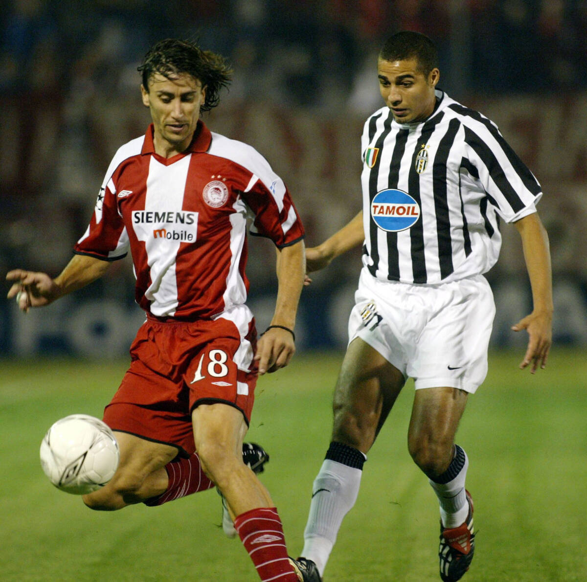 Paraskevas Ancas i David Trezege u duelu na utakmici Olimpijakos Juventus