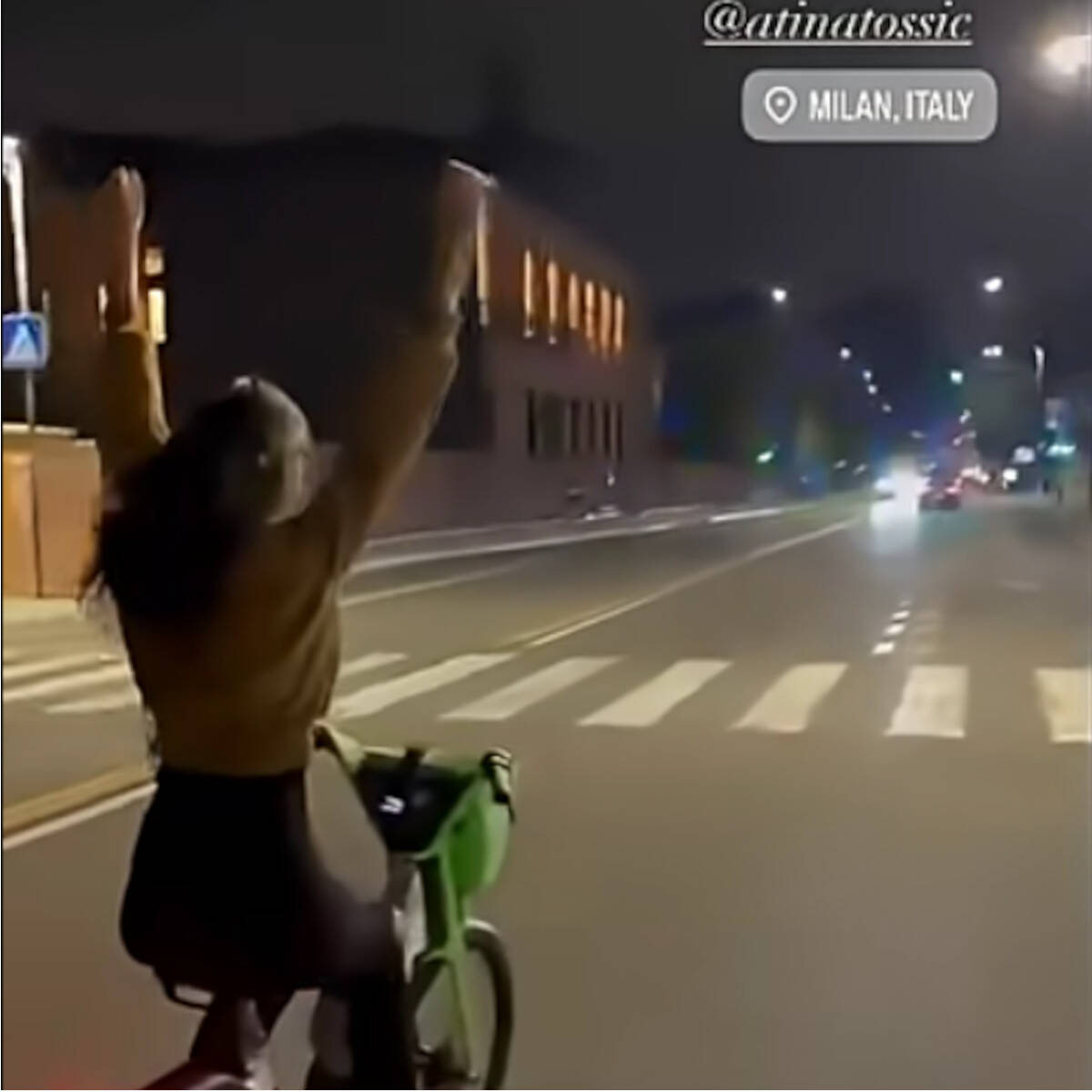 Atina Tošić bicikla Milano.jpg
