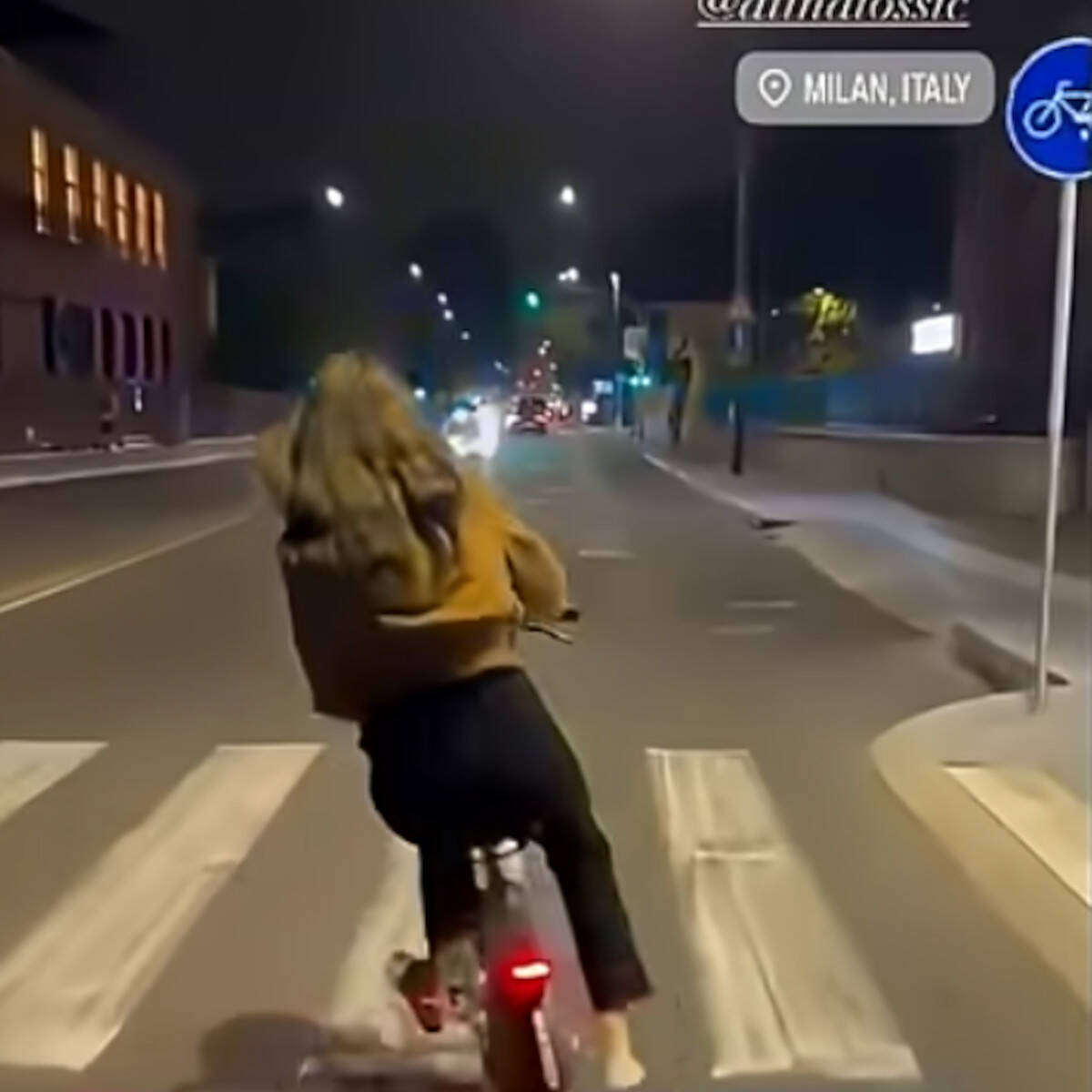 Atina Tošić bicikla Milano.jpg