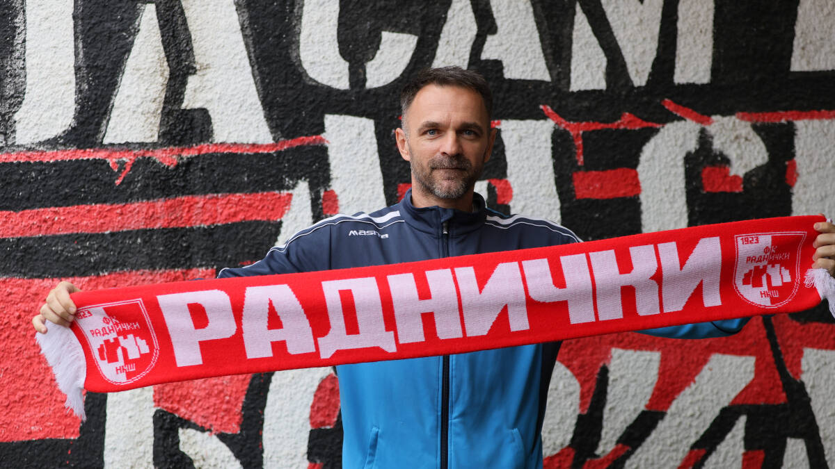 Nikola Drinčić pozira sa šalom Radničkog iz Niša
