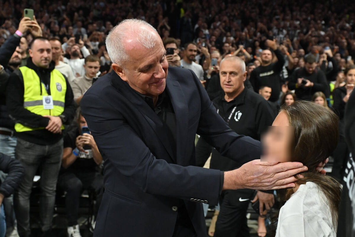 Željko Obradović mazi devojčicu u Areni