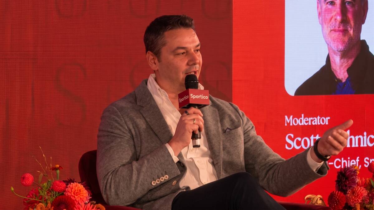Džordž Ajvazoglu na panelu u Londonu