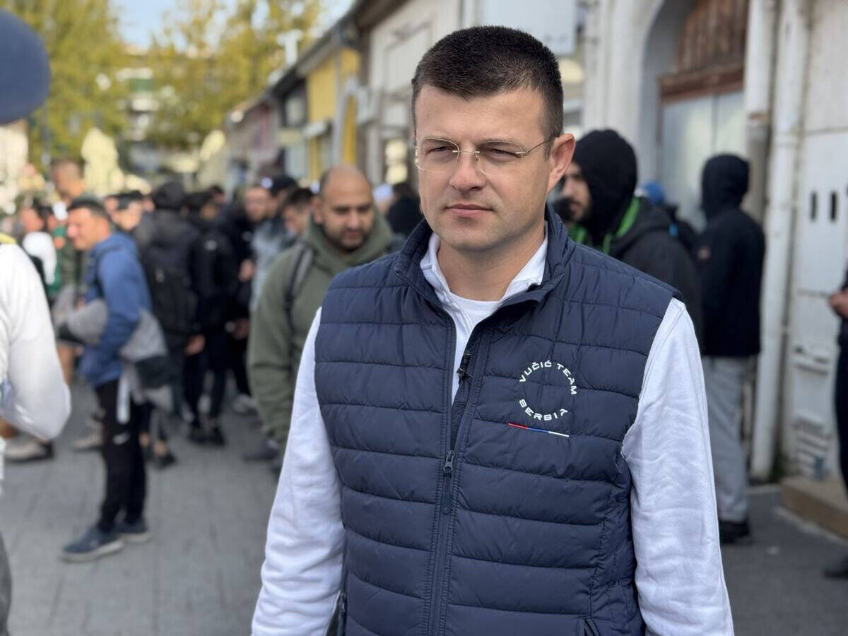 Omladina krenula peške u Novi Sad na veliki skup SNS (1).jpg