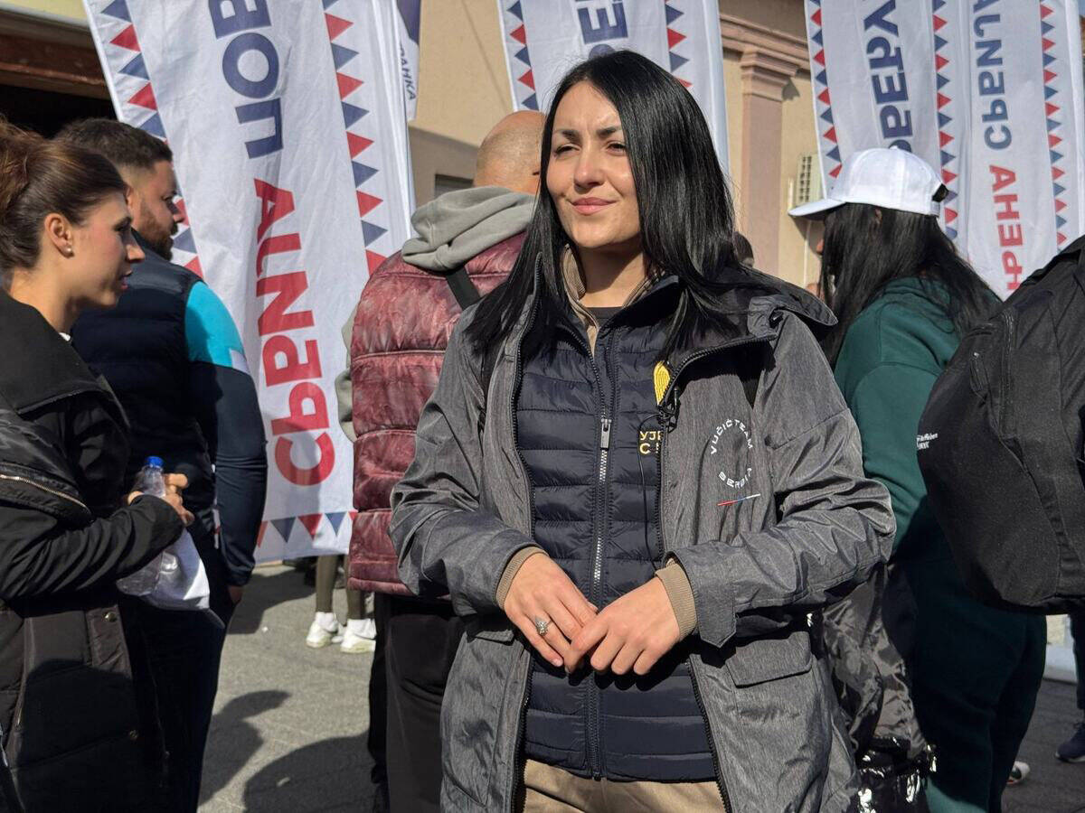 Omladina krenula peške u Novi Sad na veliki skup SNS (1).jpg