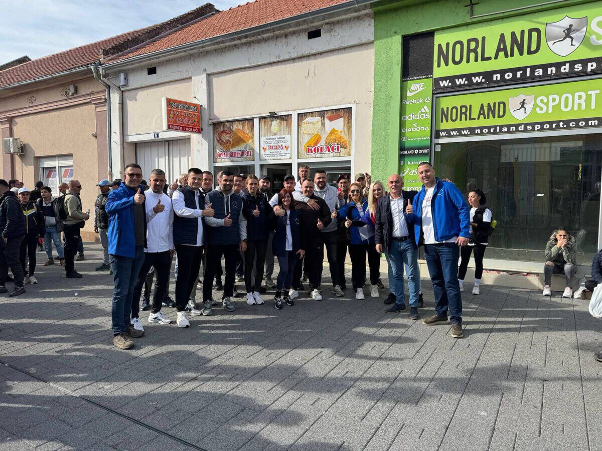 Omladina krenula peške u Novi Sad na veliki skup SNS (1).jpg