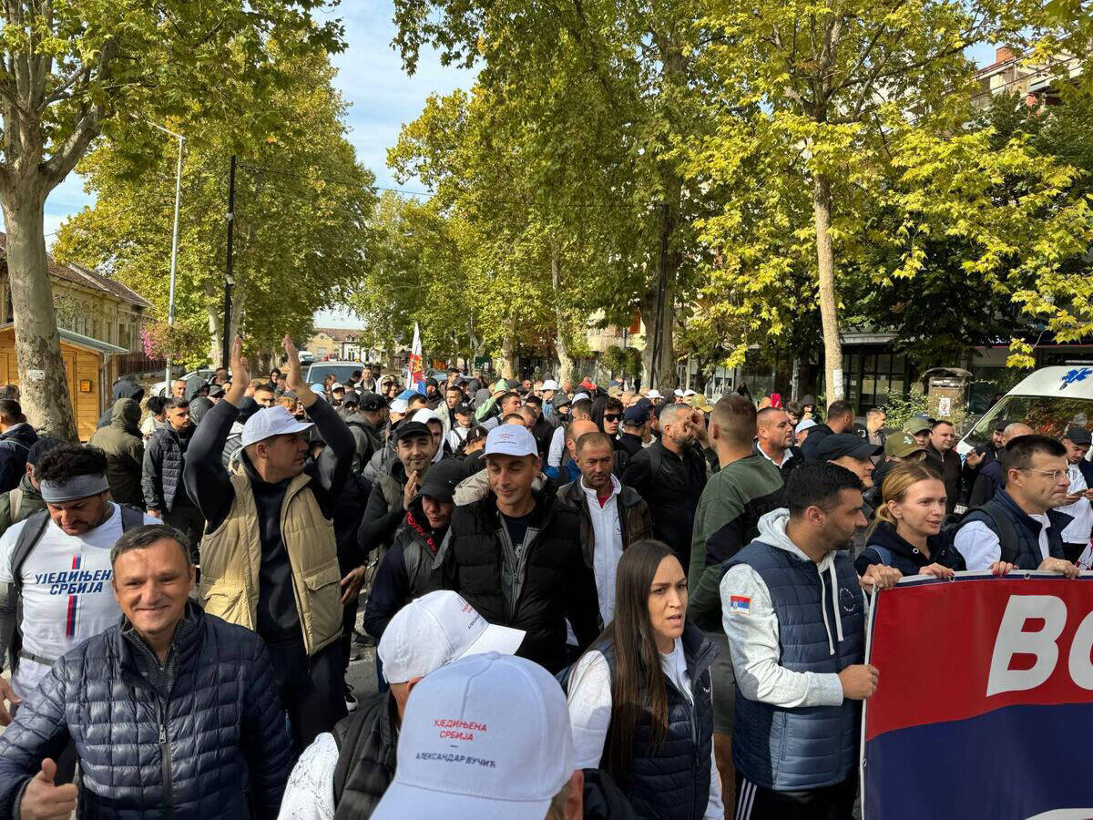 Omladina krenula peške u Novi Sad na veliki skup SNS (1).jpg