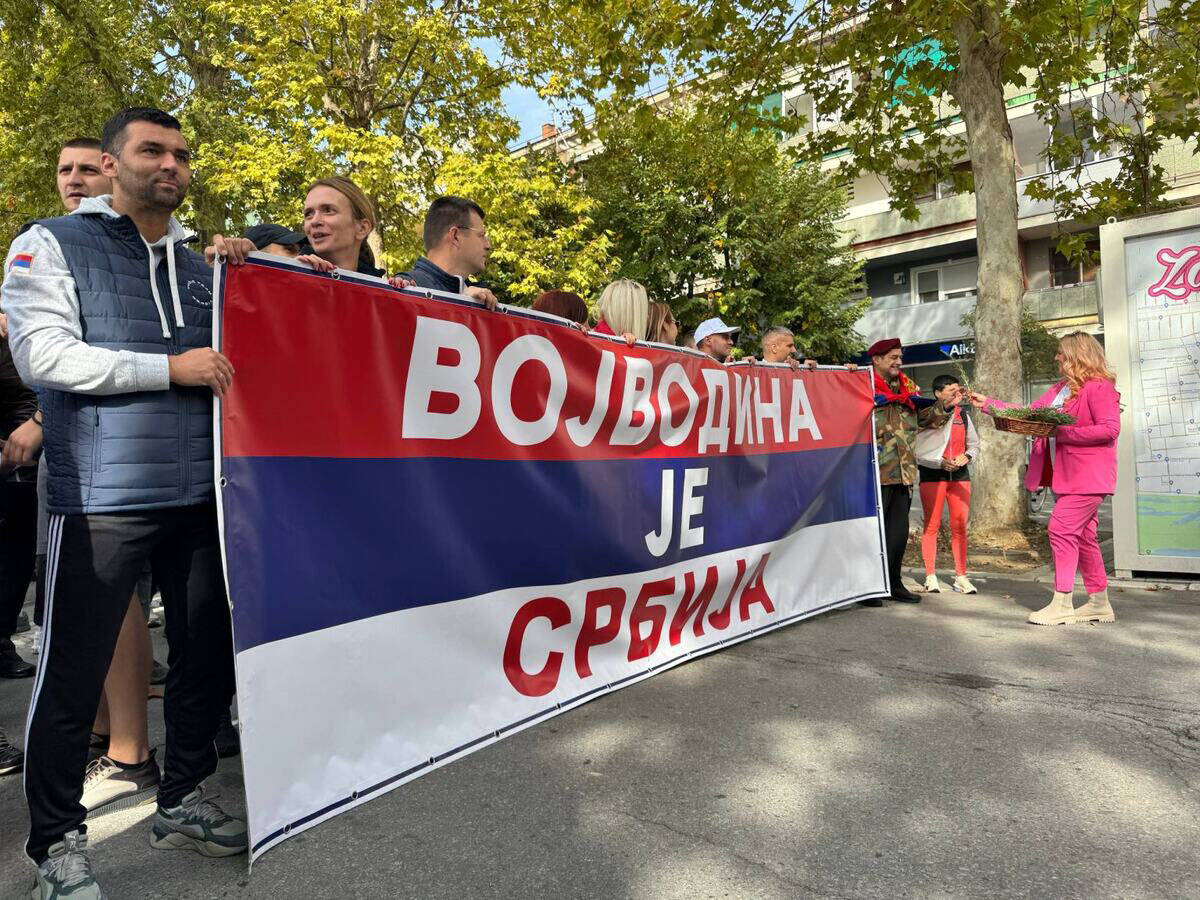 Omladina krenula peške u Novi Sad na veliki skup SNS (1).jpg